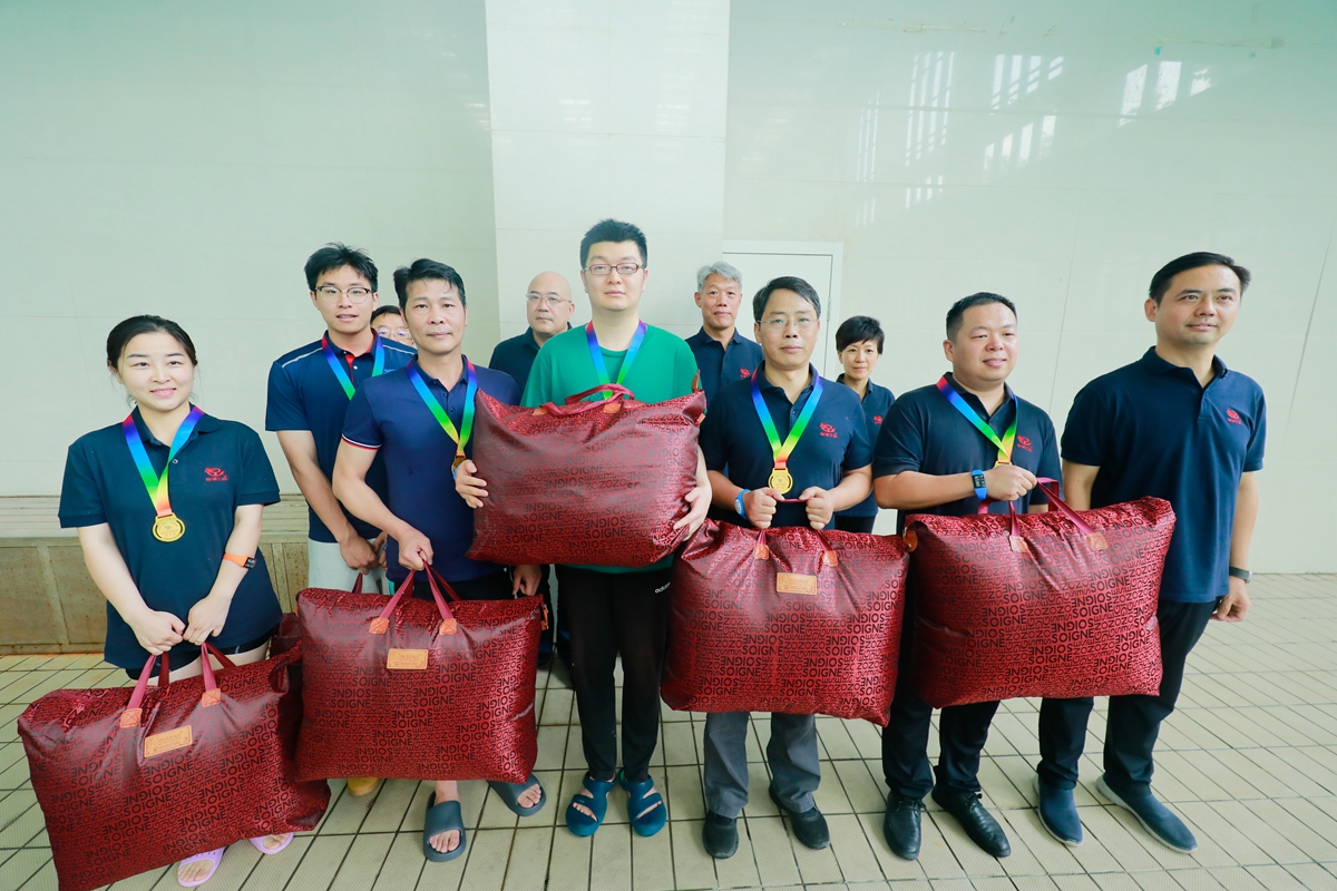 04-公司副总经理张大亮为荣获个人项目第三名的：研发二中心海天阳、中诚公司邵巍、第一工程公司孙奥、创新业务部杨祥强、中诚公司余林、驻马店分公司顿健楠颁奖表彰.JPG